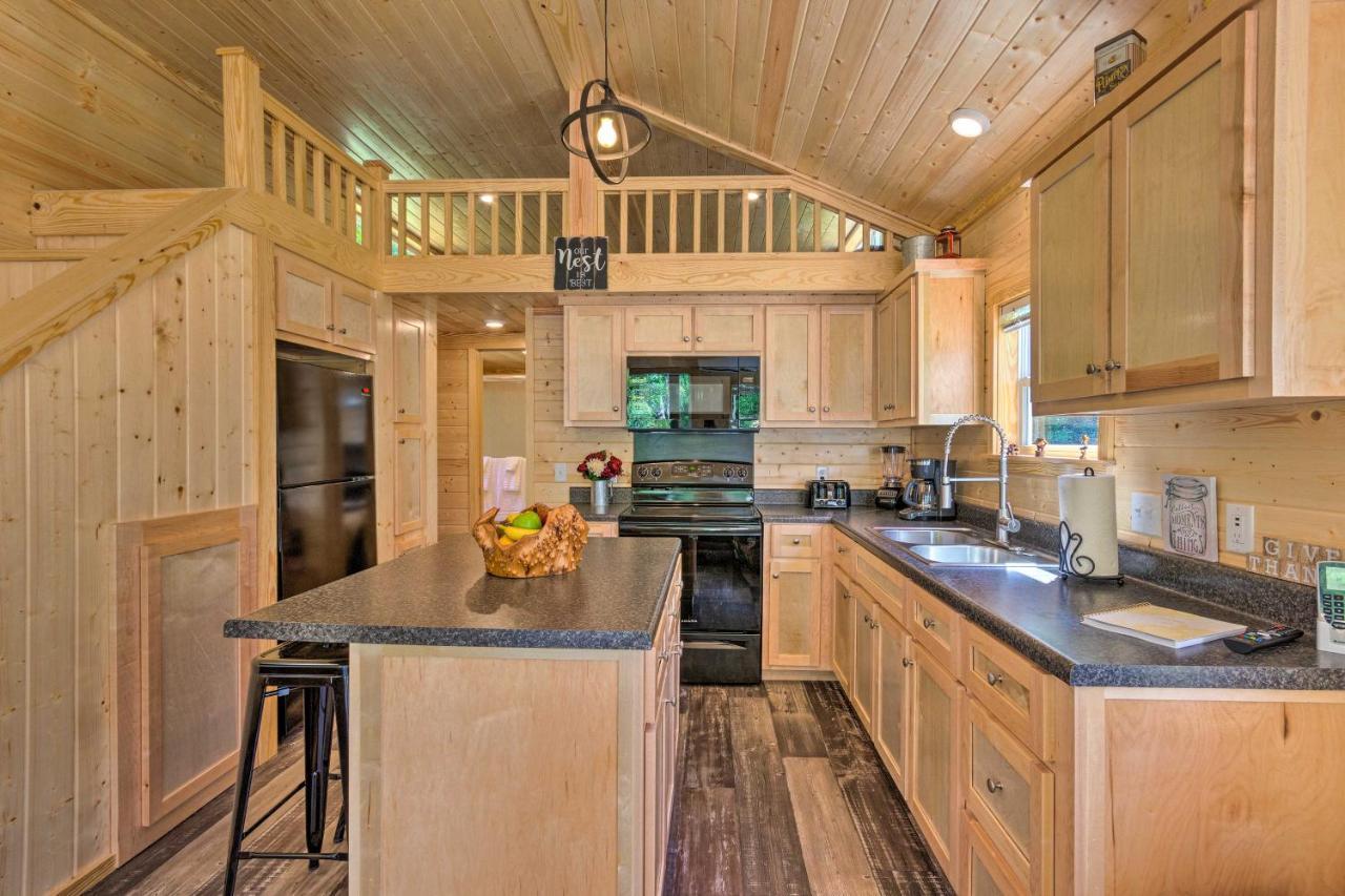 Quaint Mtn Tiny Living Near Big Adventure Holiday home