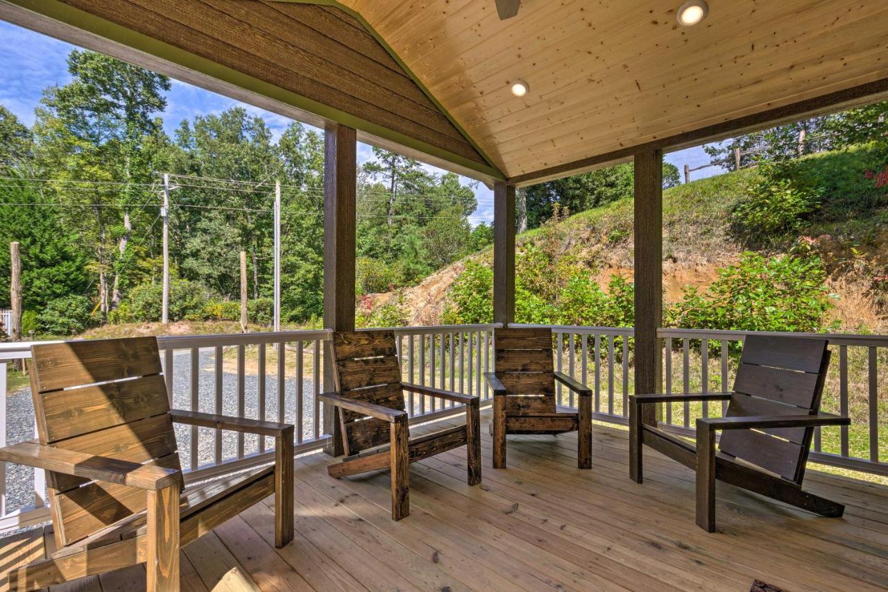Quaint Mtn Tiny Living Near Big Adventure Holiday home
